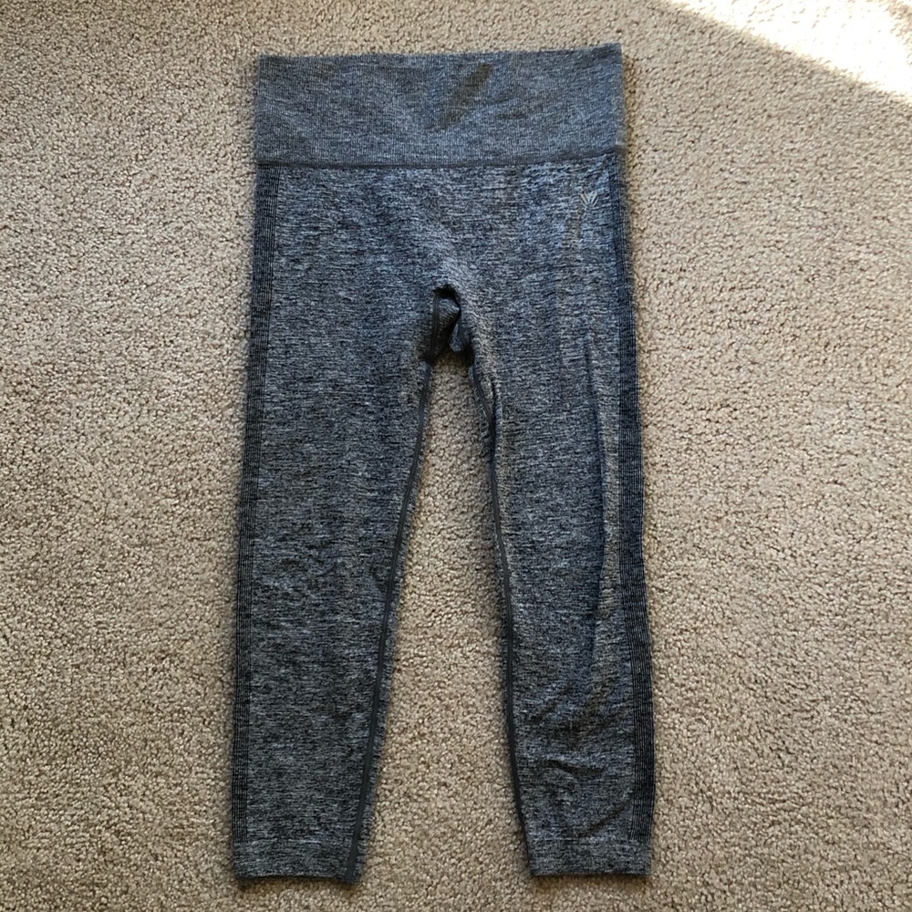 grey cropped workout leggings